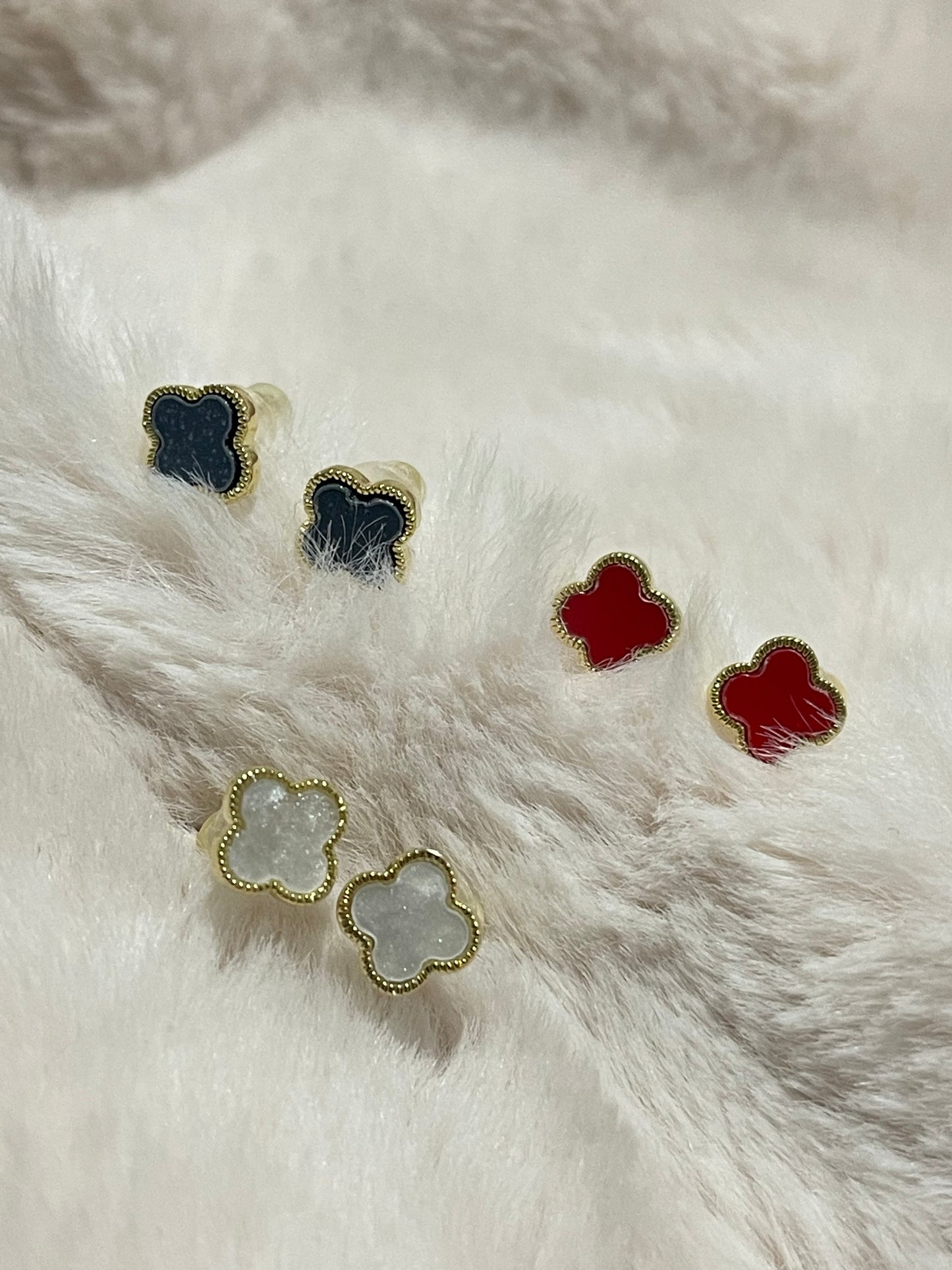 Mini clover studs