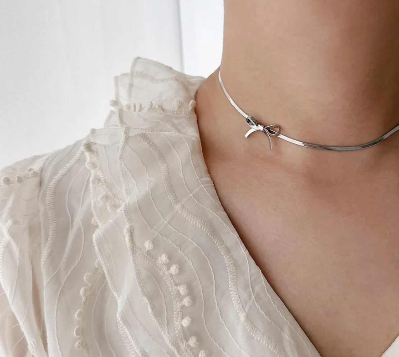 Thin bow necklace