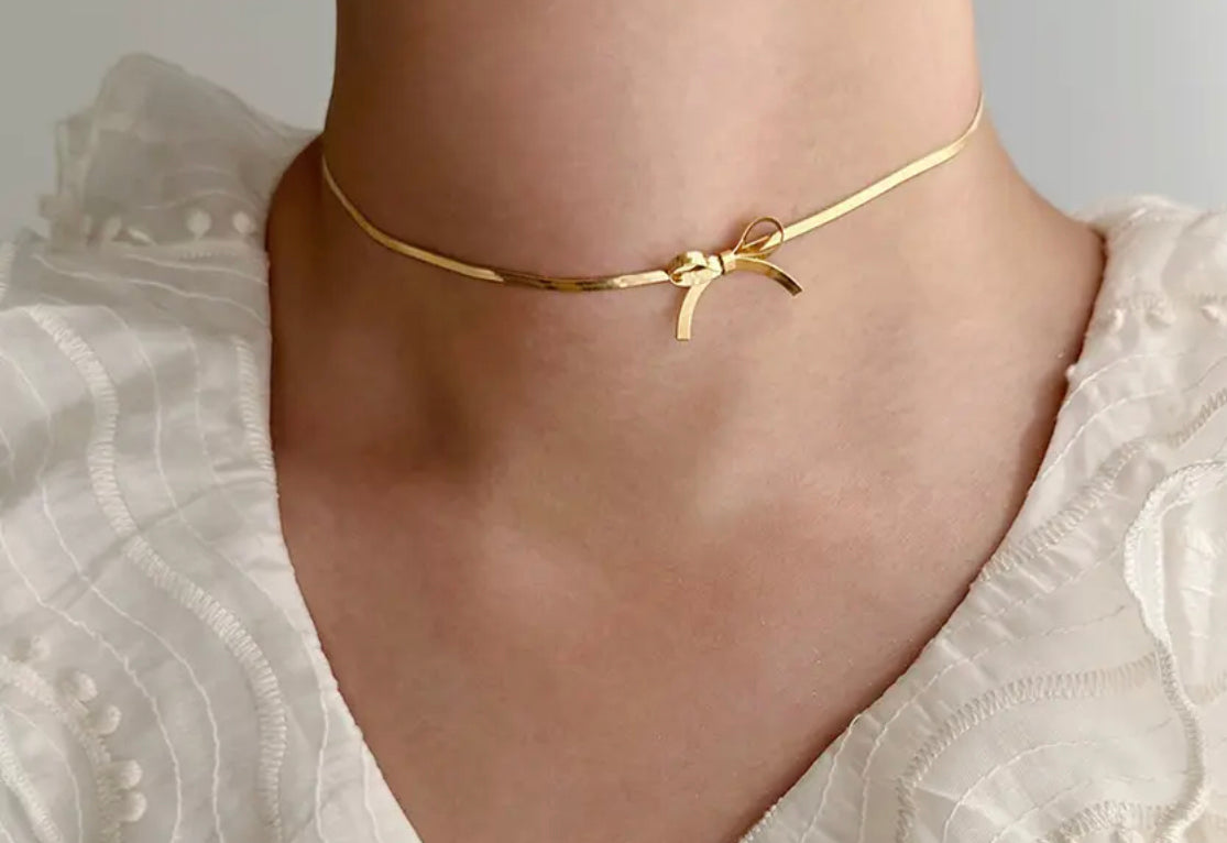 Thin bow necklace