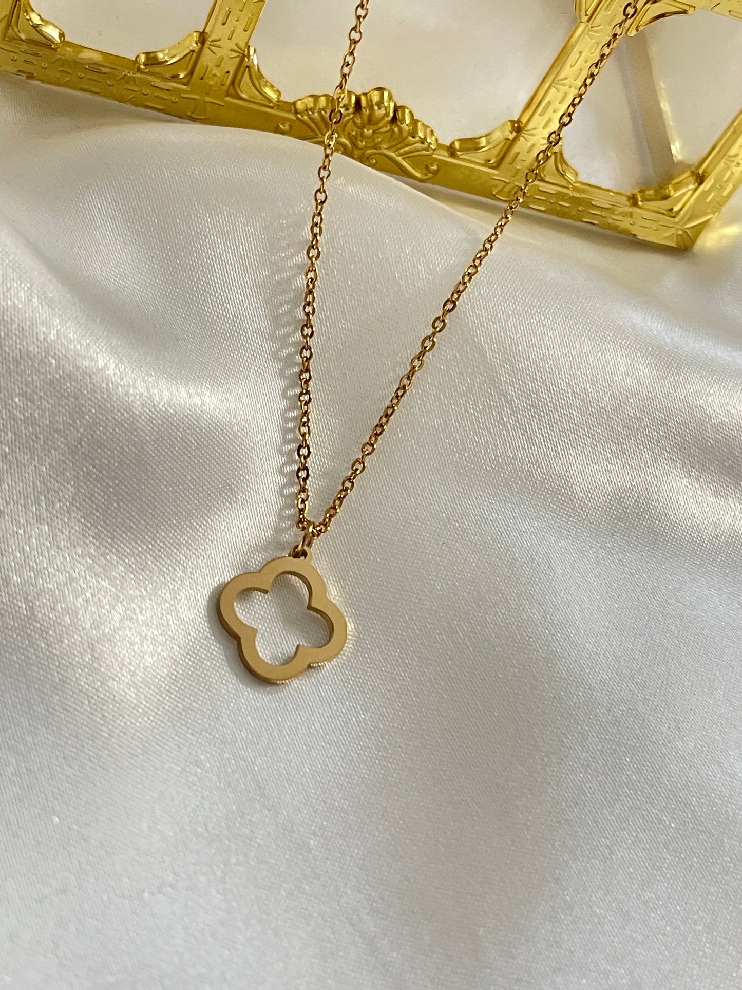Delicate clover necklace