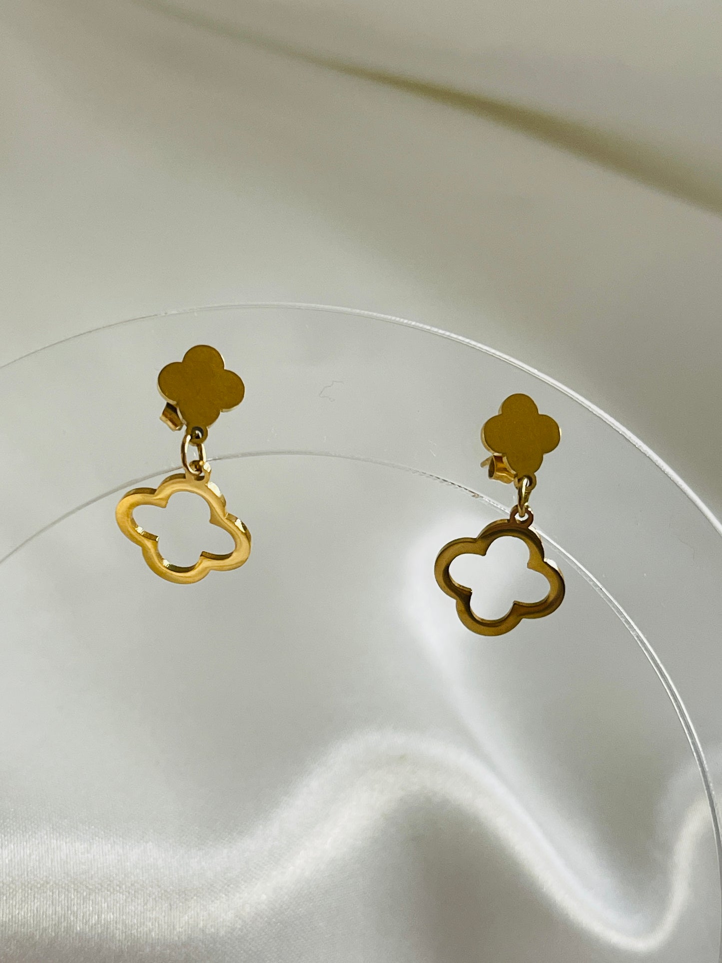 Dangling small clover earrings