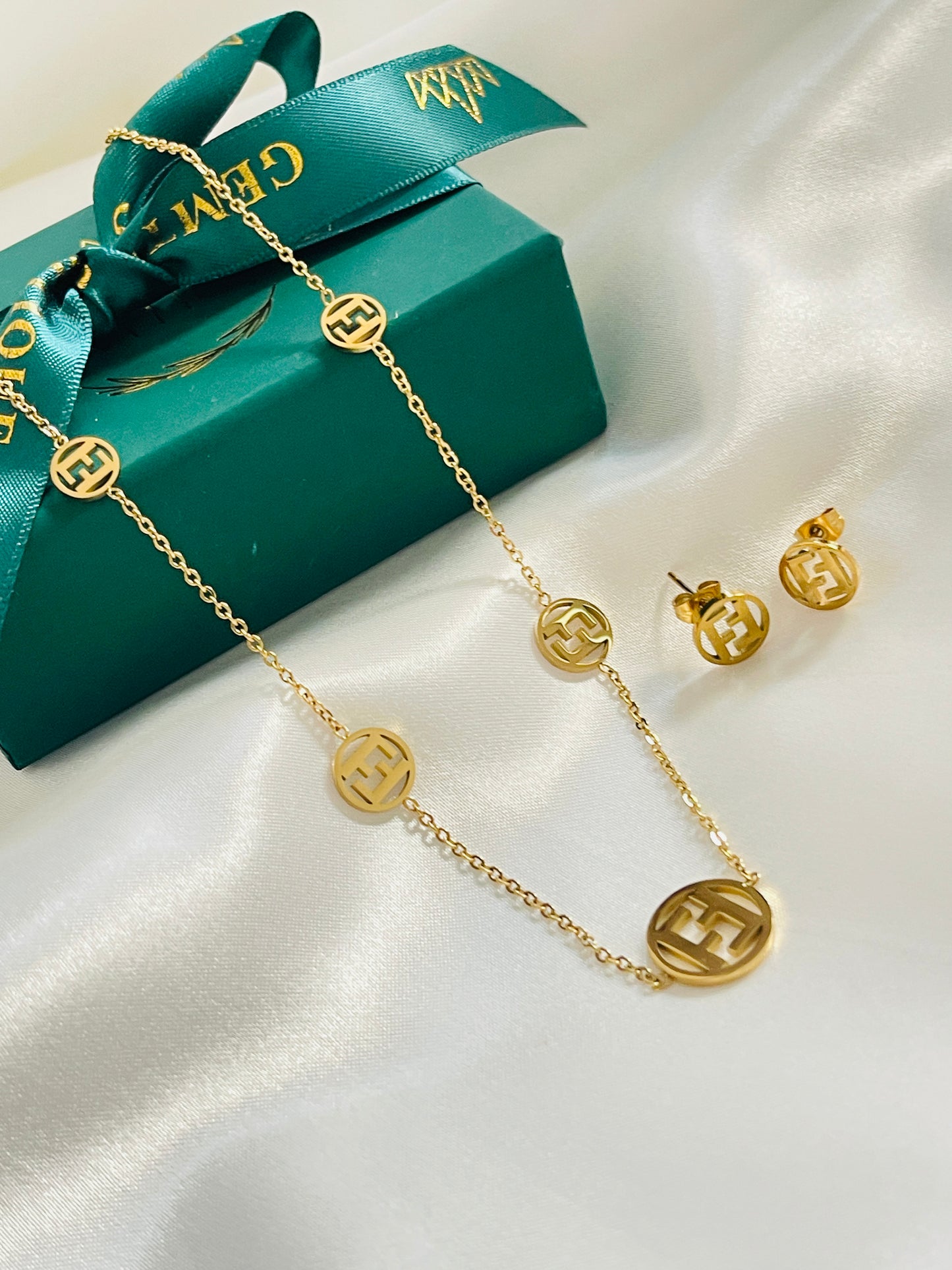 Feefee necklace set