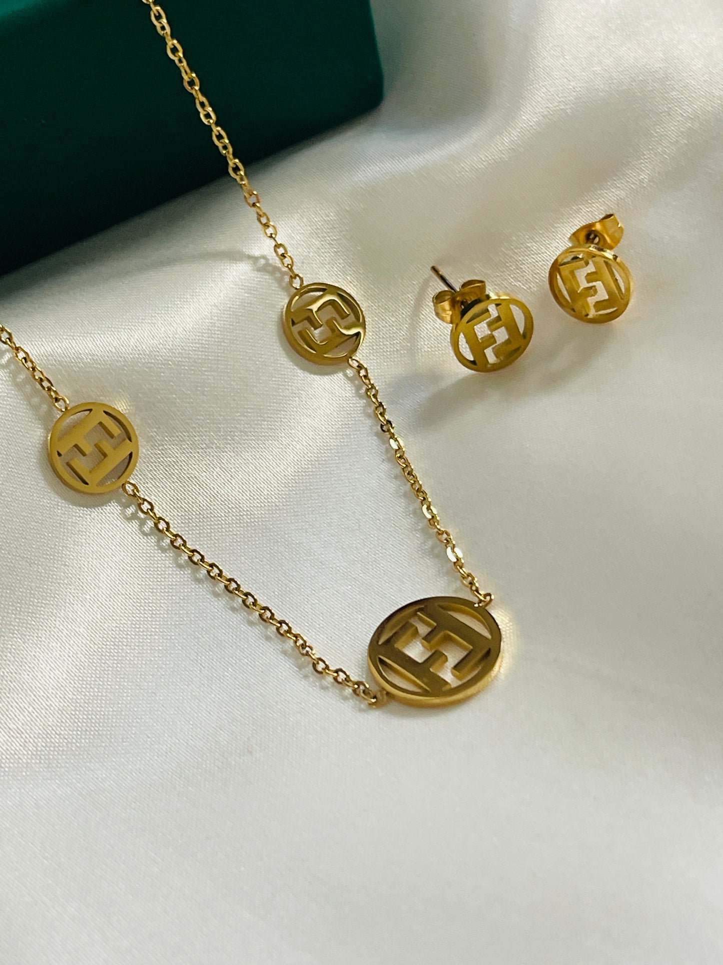 Feefee necklace set