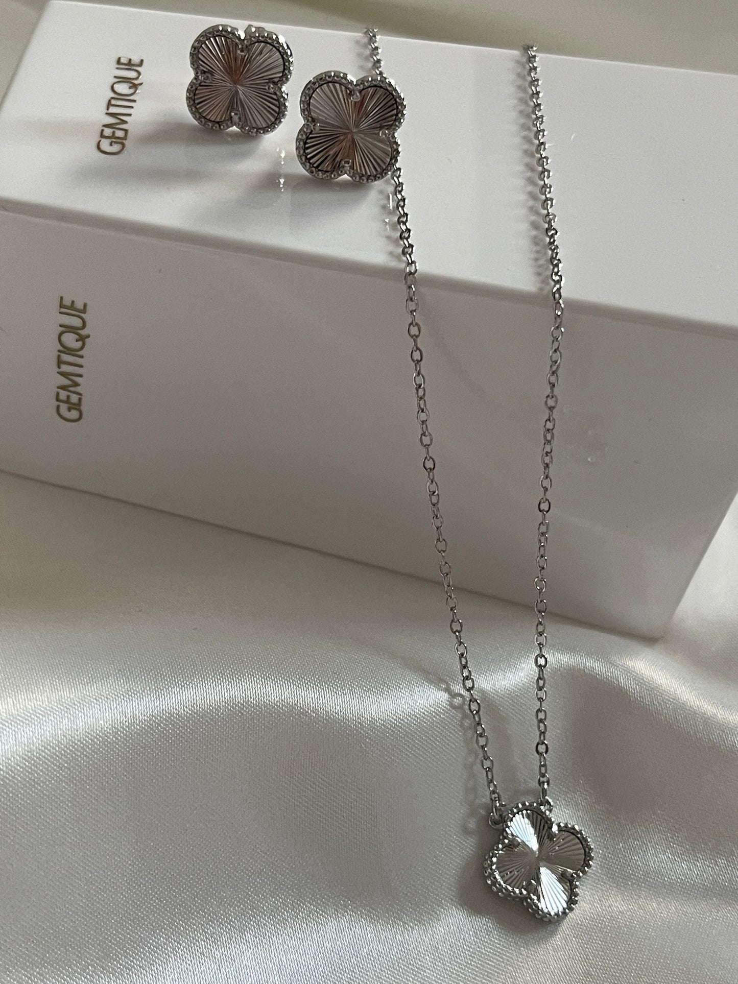 Silver clover flower necklace set