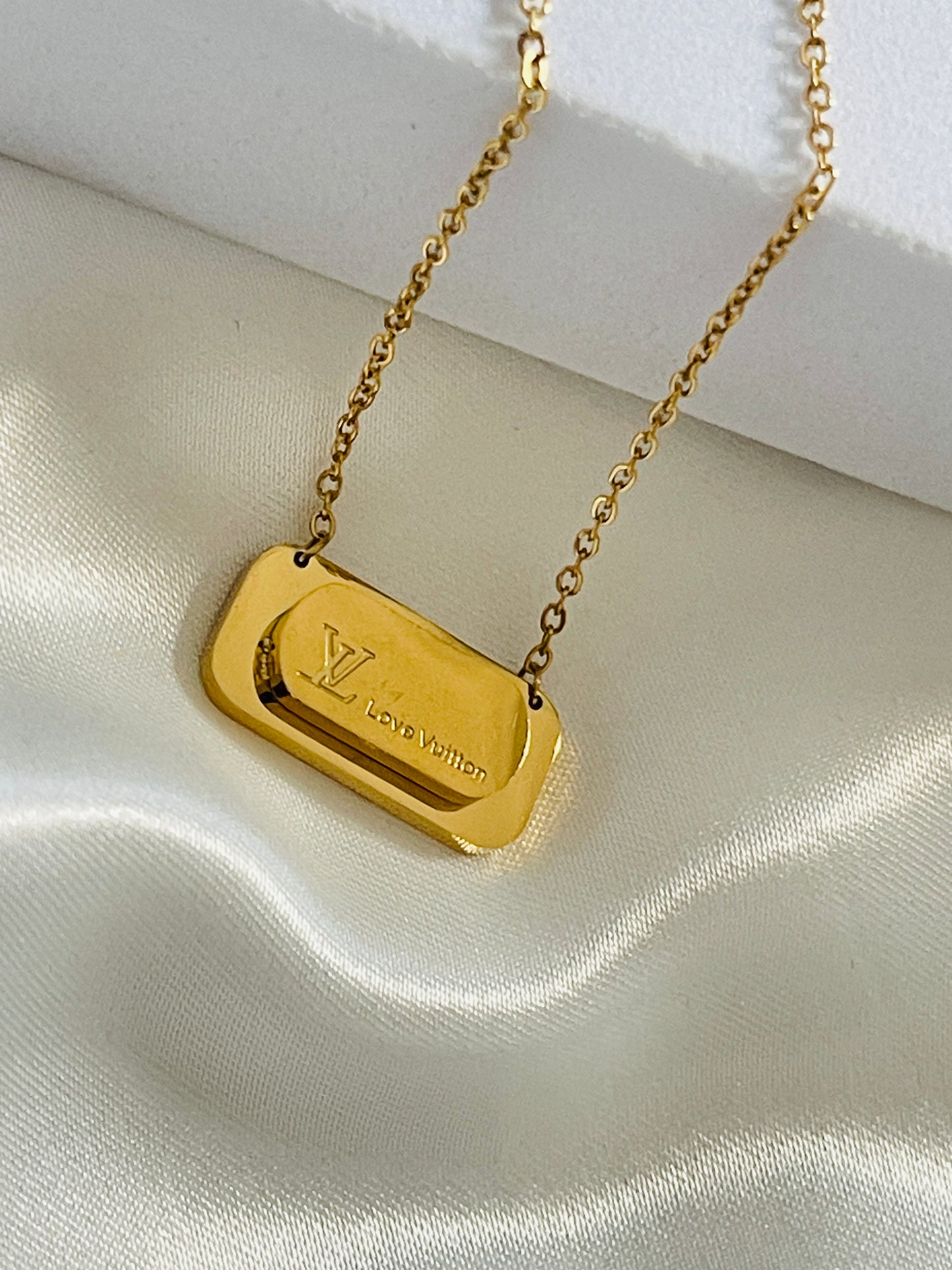 Lowee love necklace