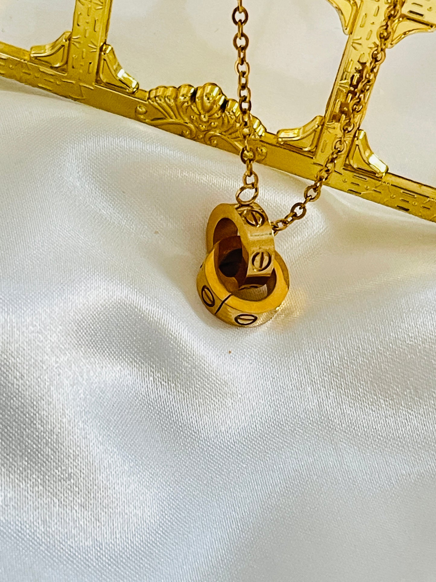 Screw necklace