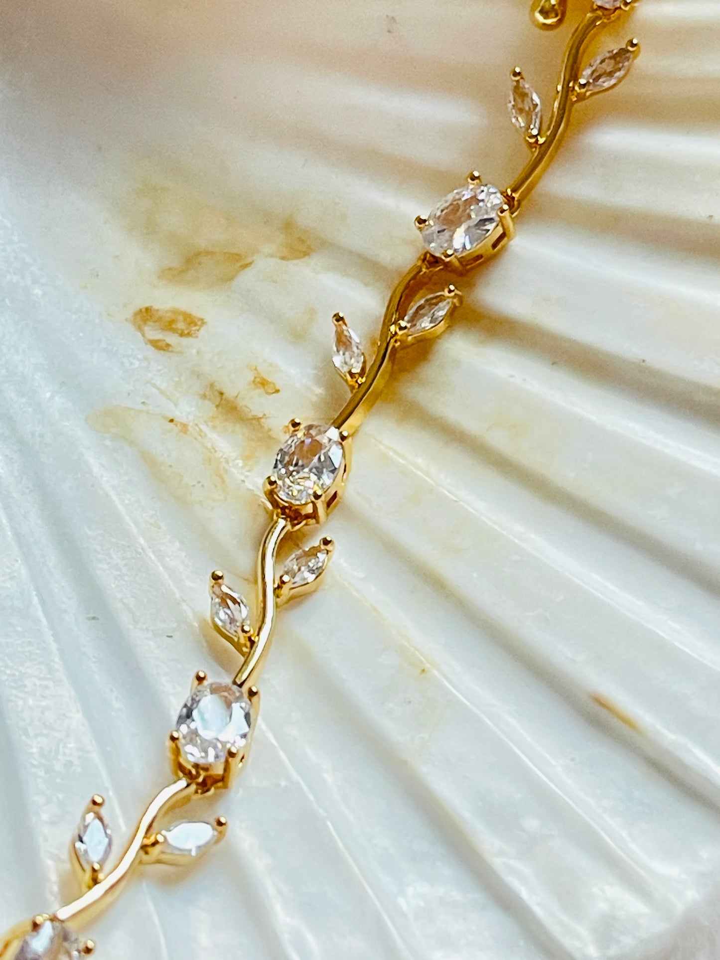 Elegant vine bracelet