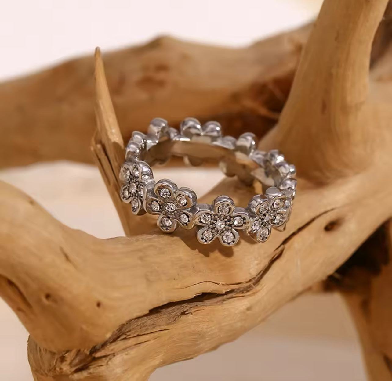 Daisy with stone ring