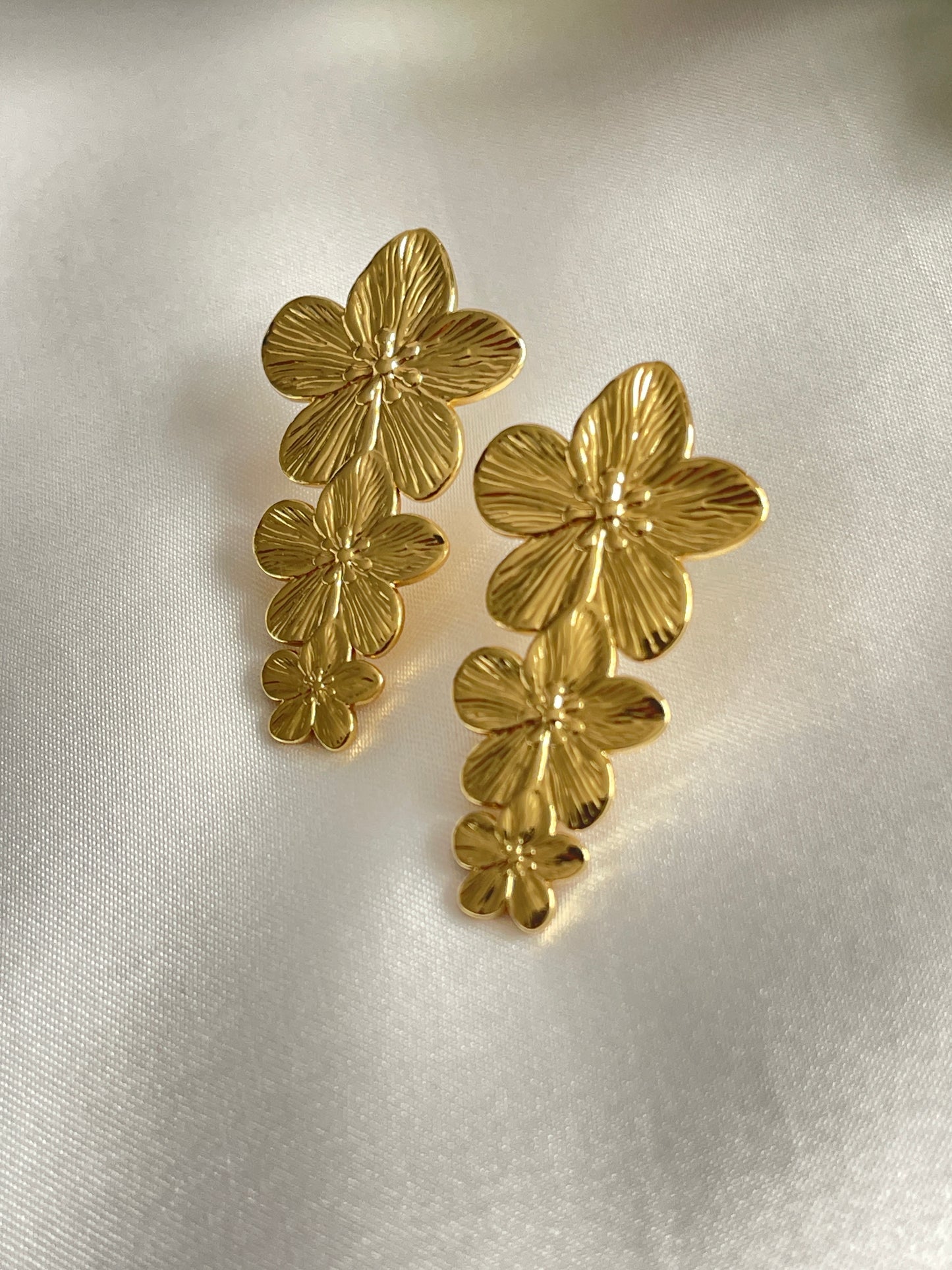 Elegant flowers studs