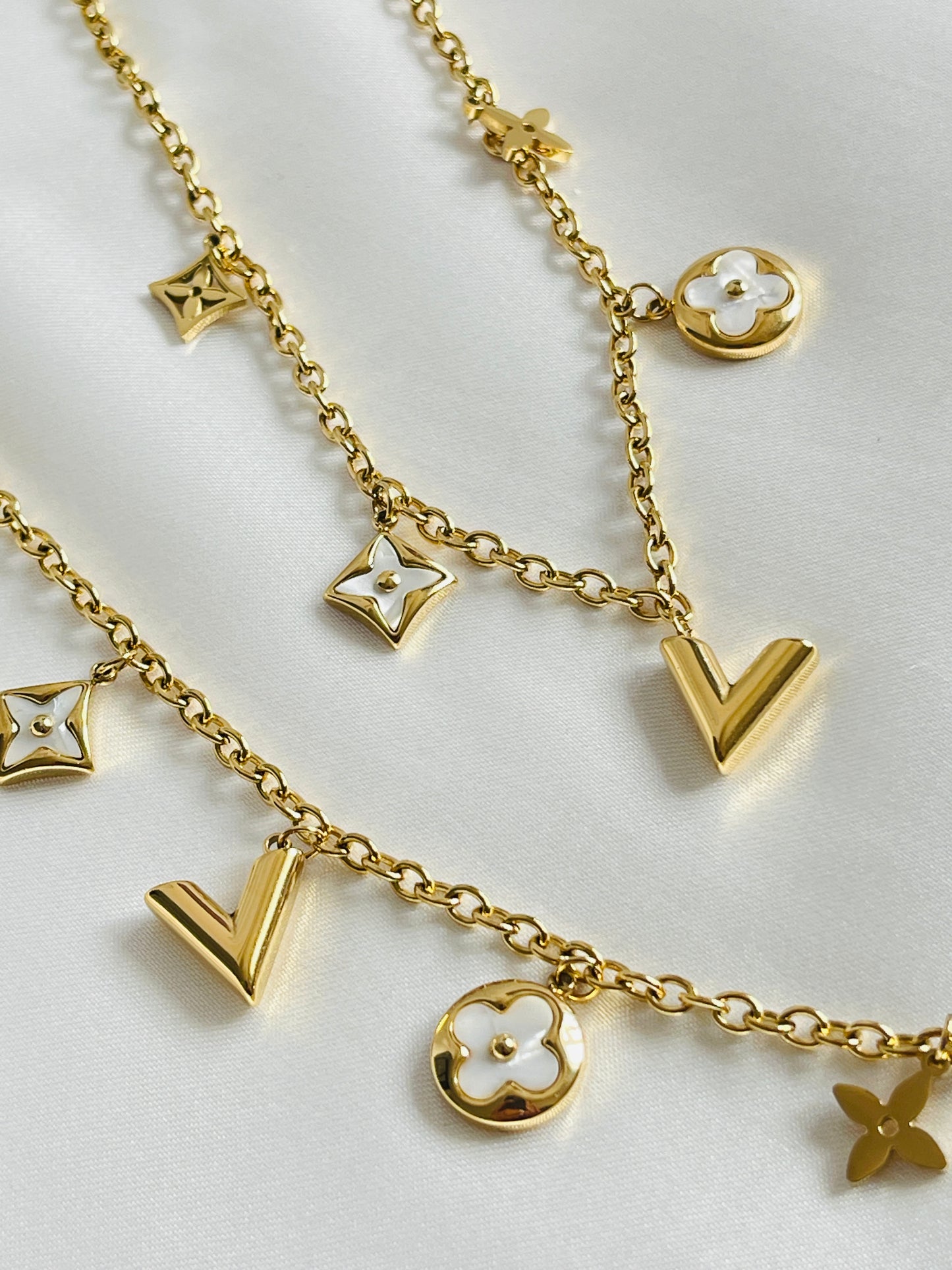 Flower charm bracelet