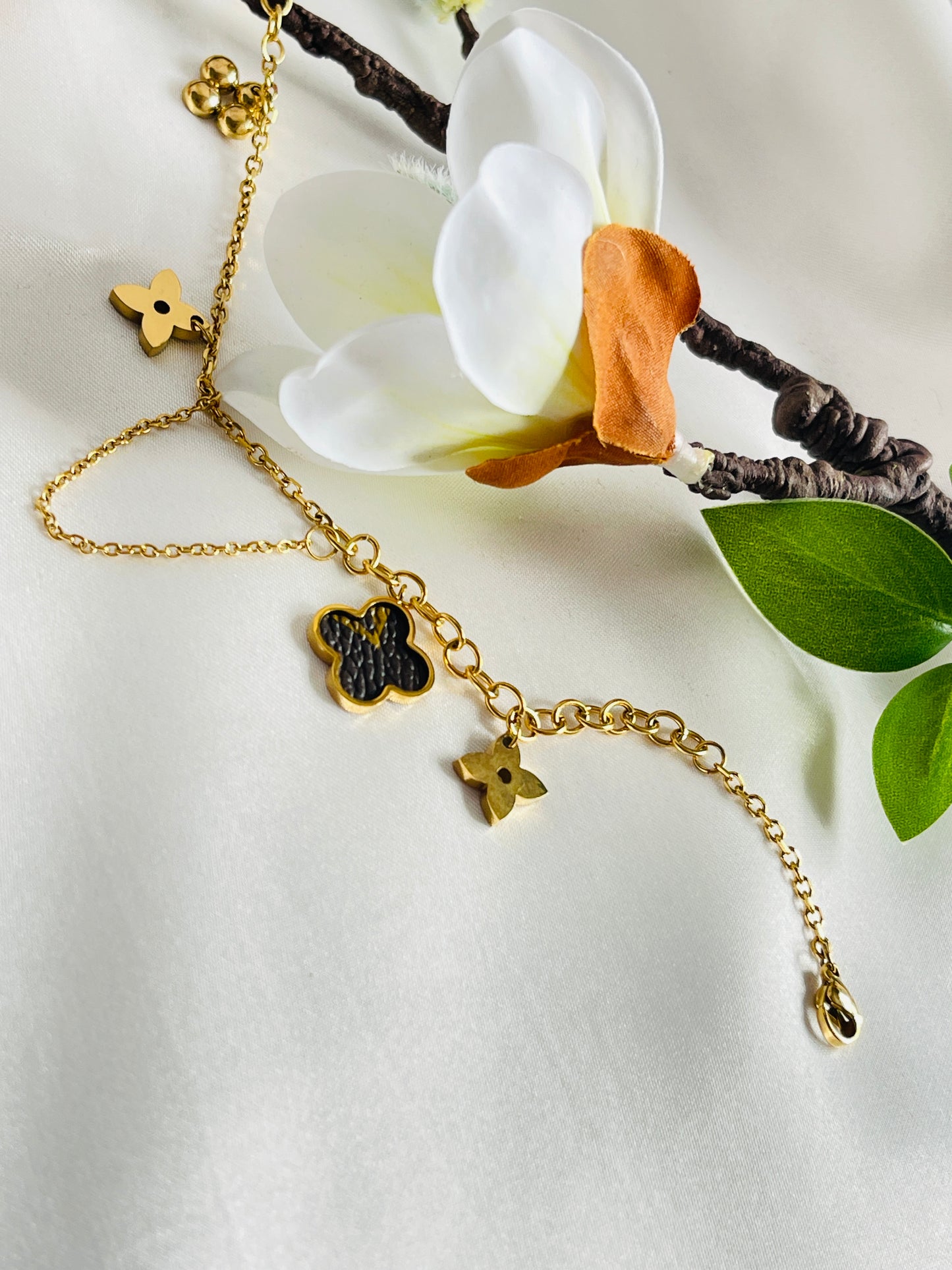 Charm flower bracelet