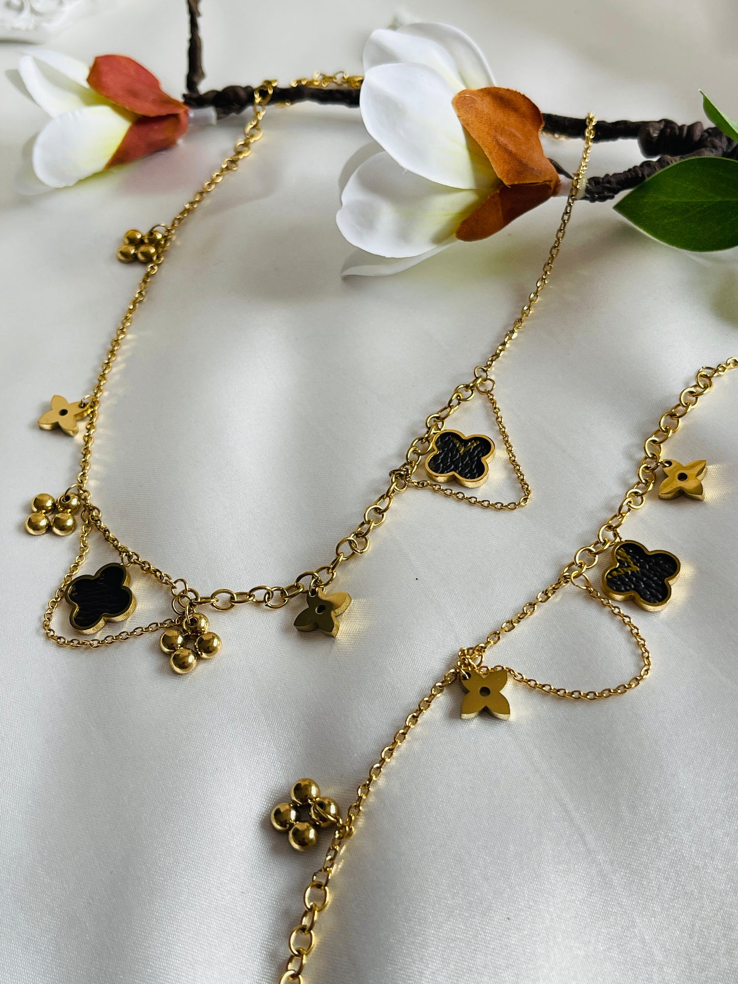 Charm flower necklace