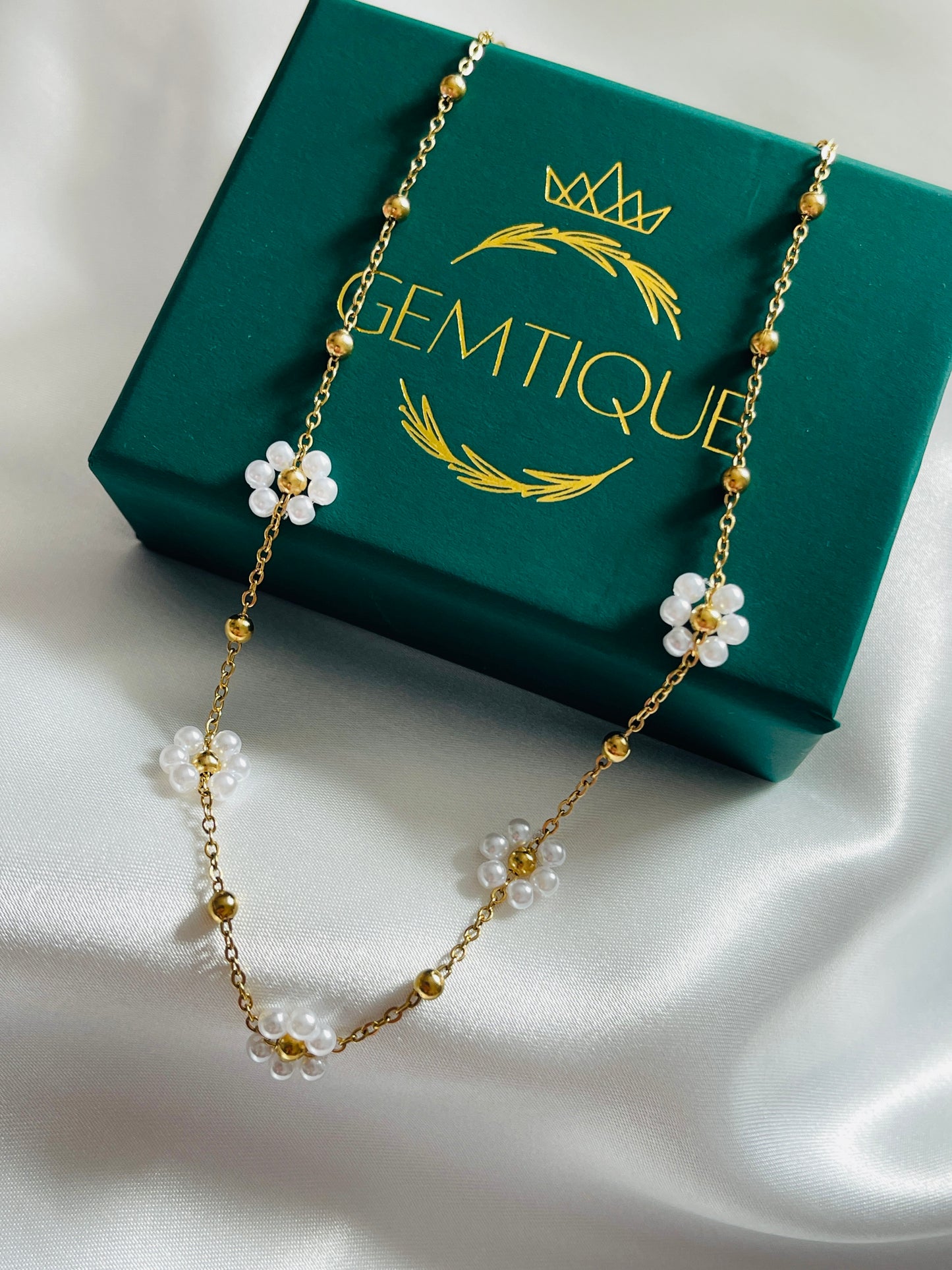 Pearl flower beads necklace