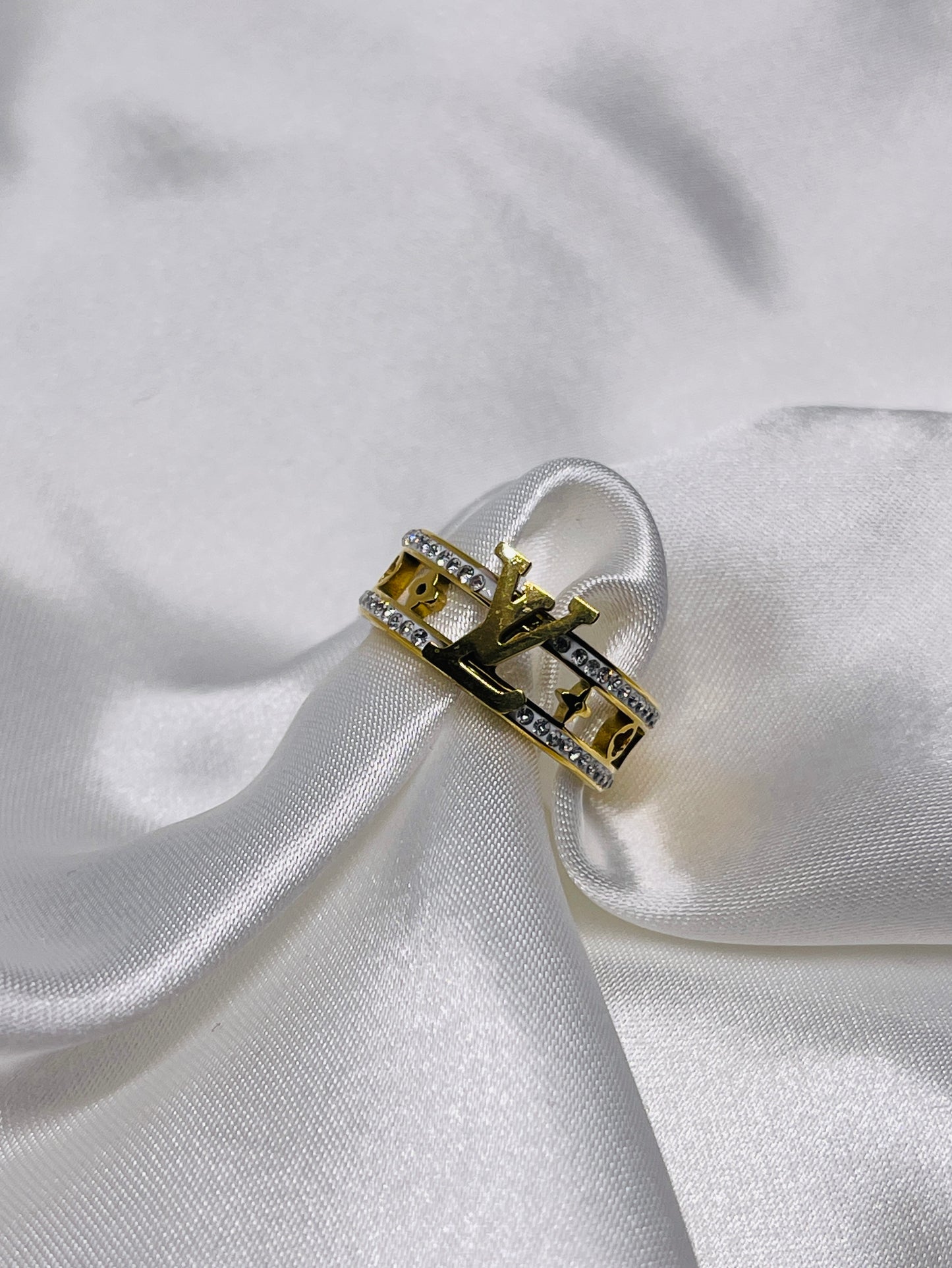 Mesh Lowee ring with stones