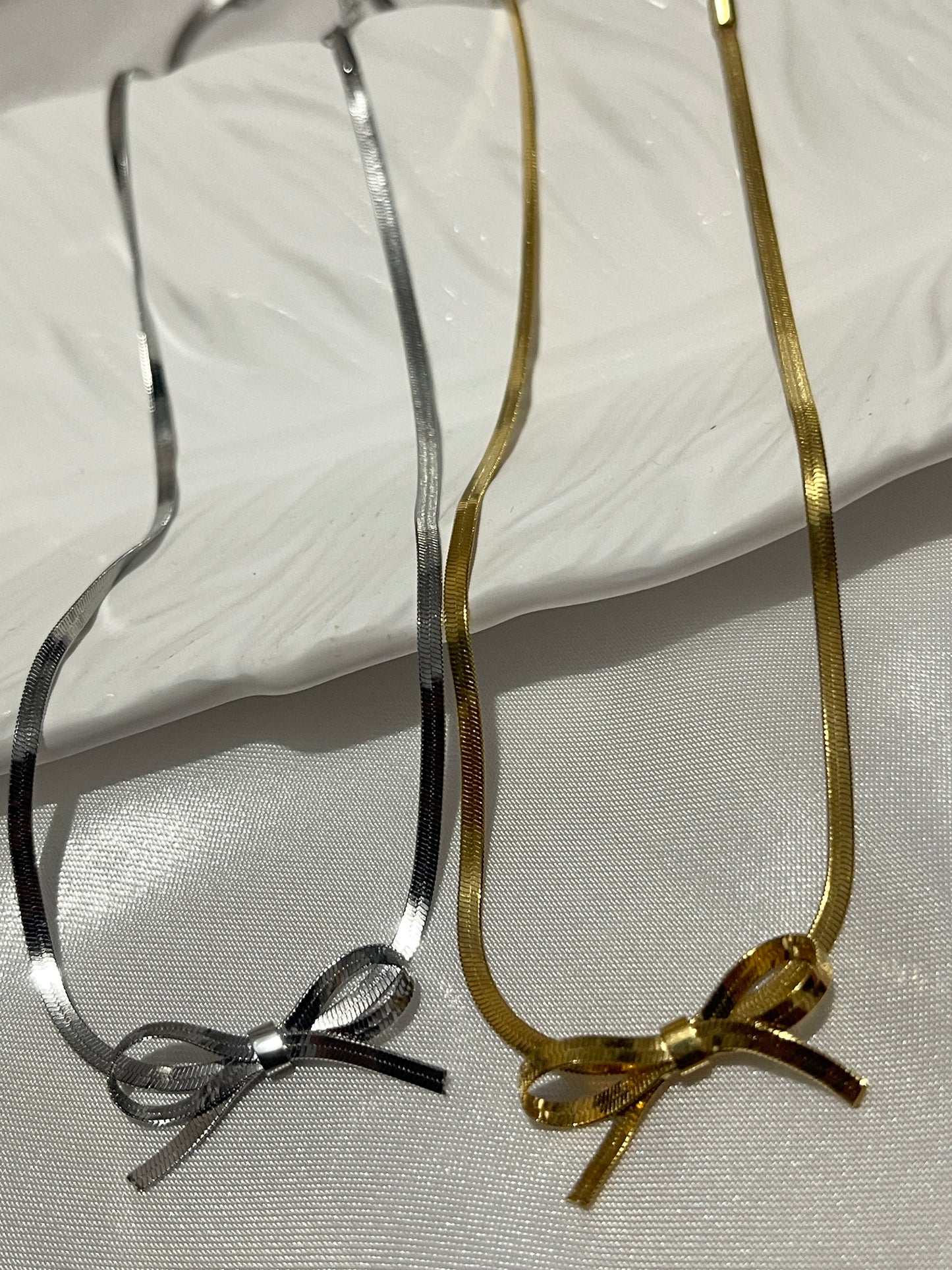Thin bow necklace