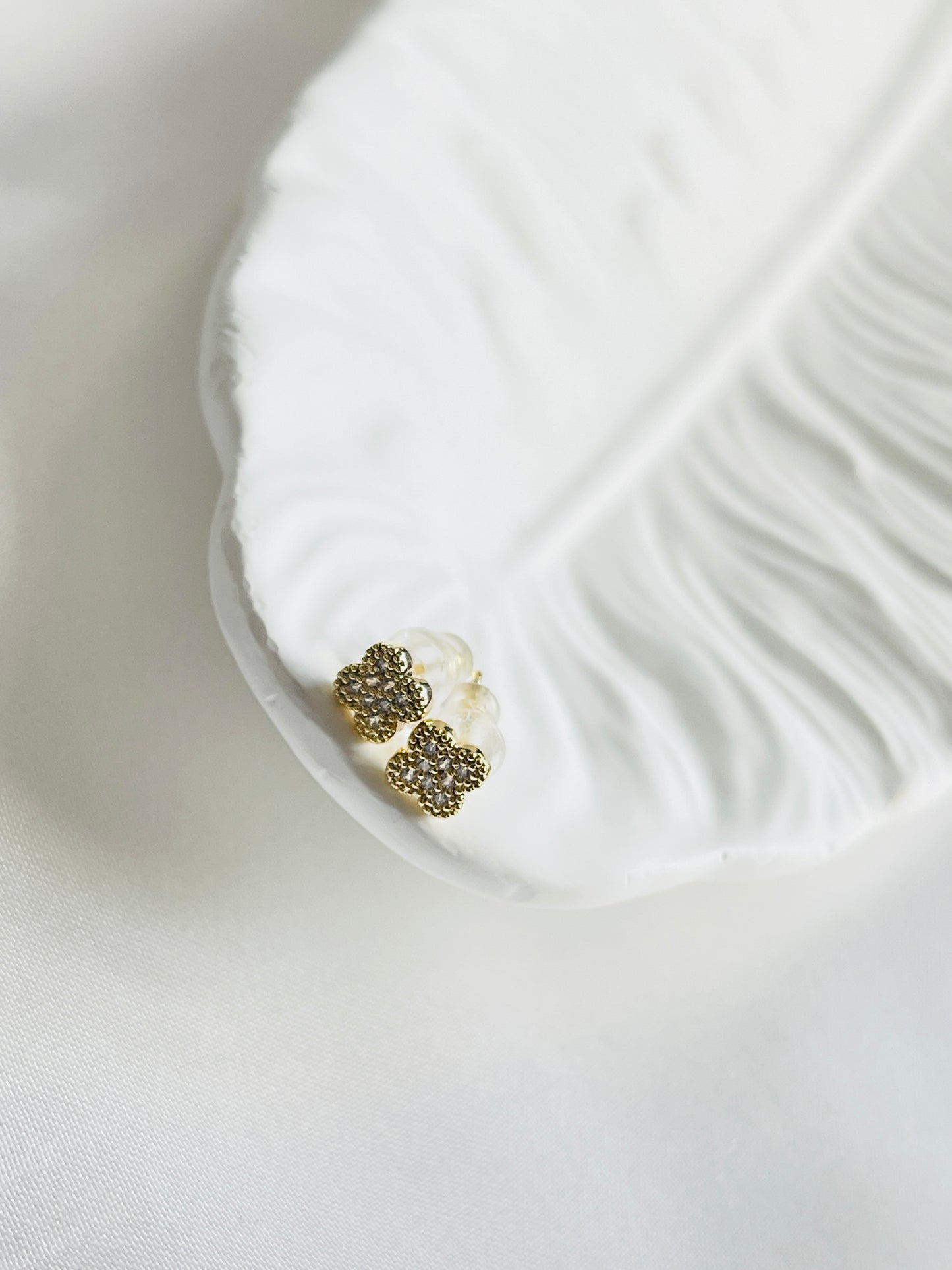 Mini clover stone studs
