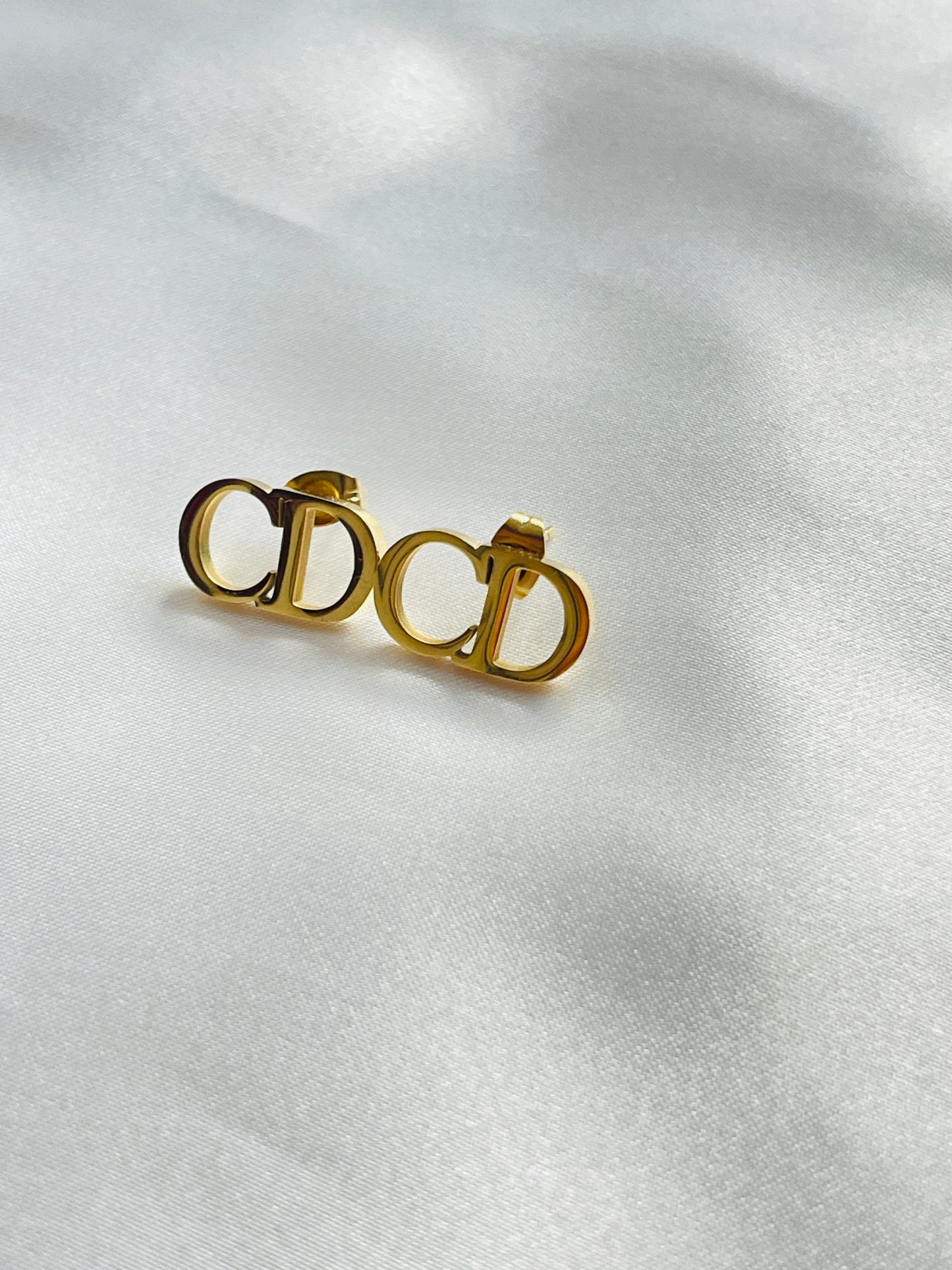 Dee inital studs