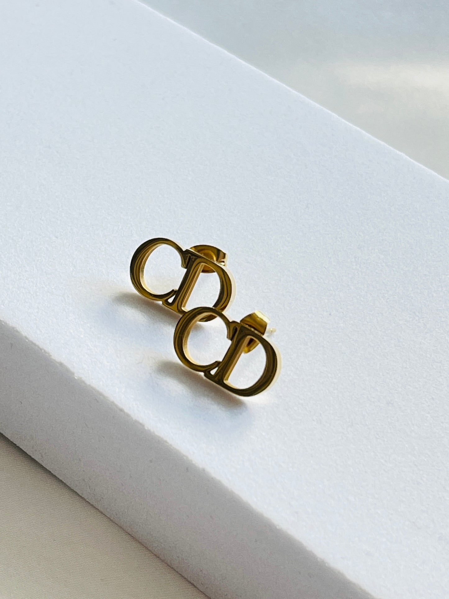 Dee inital studs