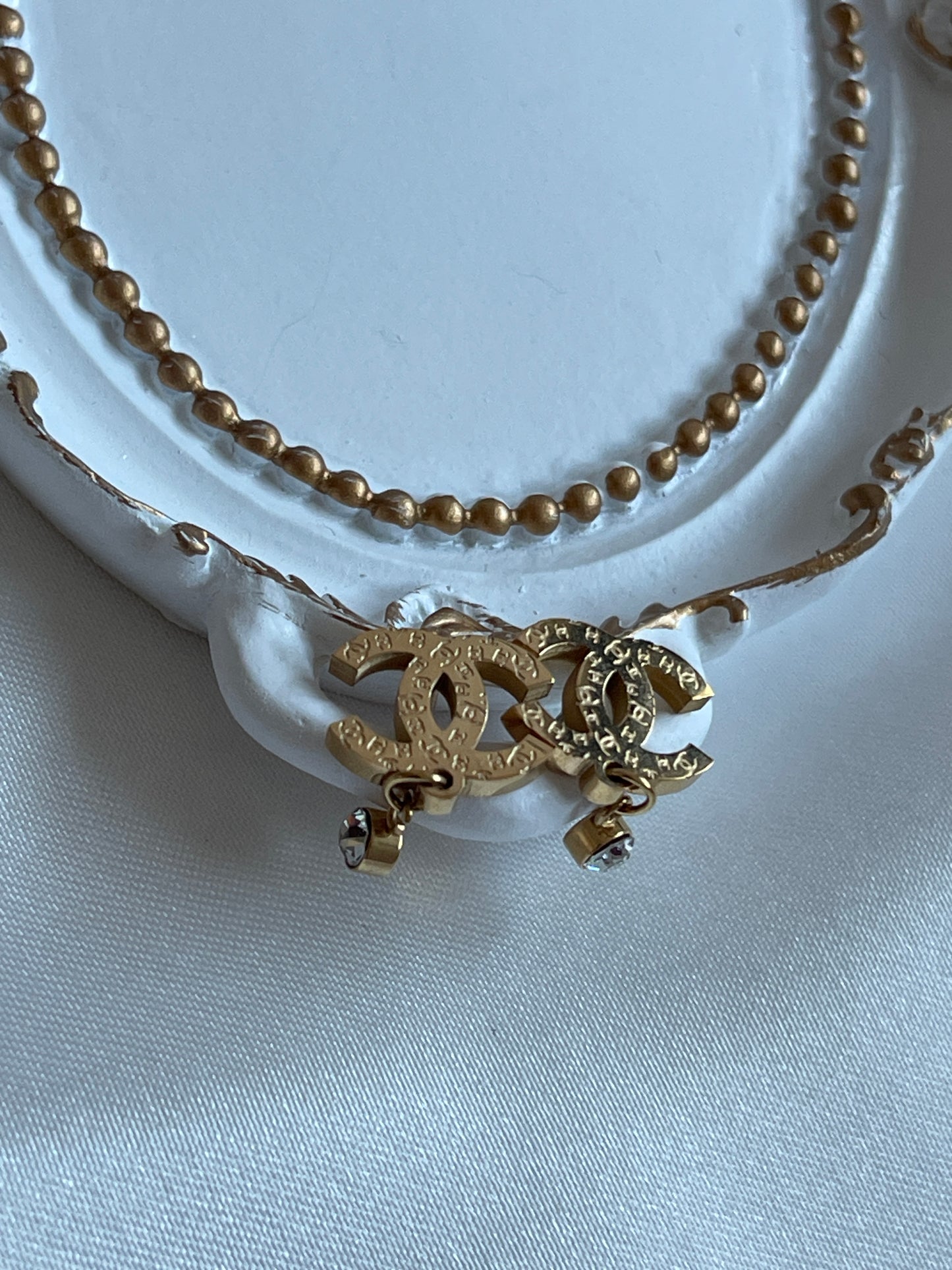 Dangling stud’s earrings