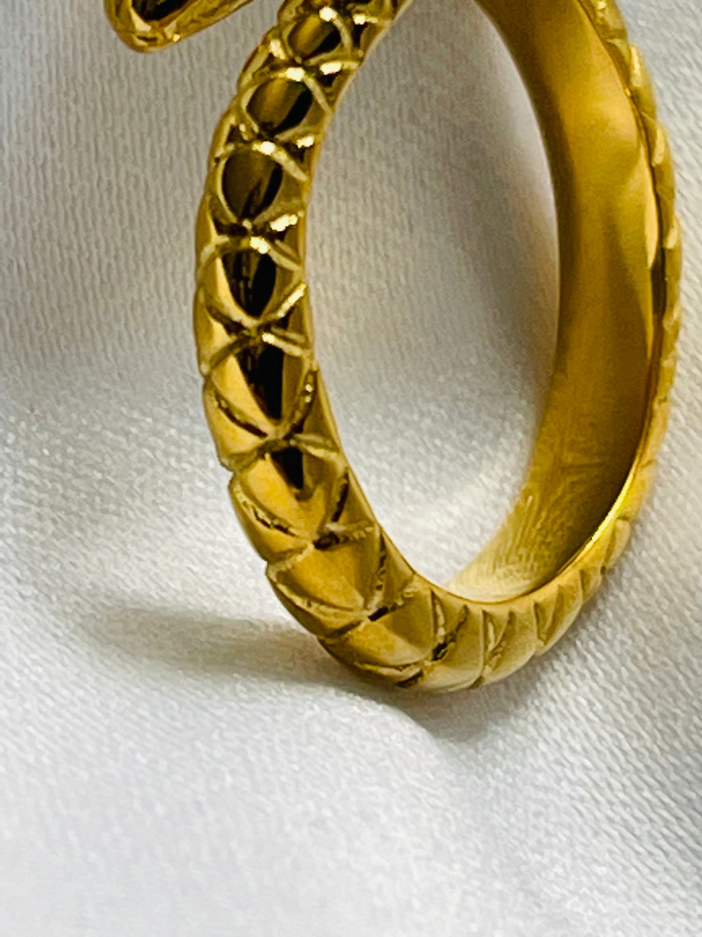 Clear eyes snake pattern ring