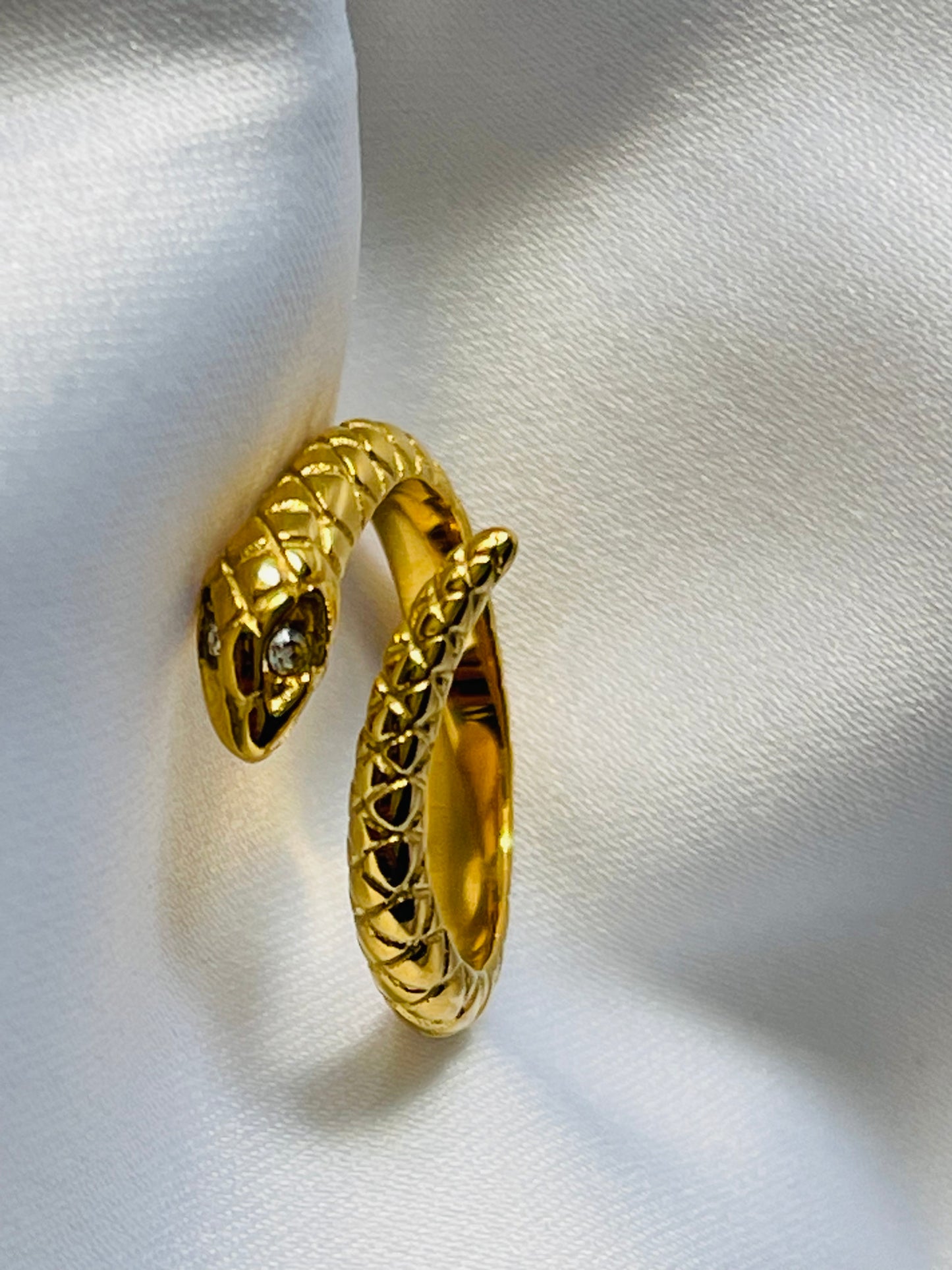 Clear eyes snake pattern ring