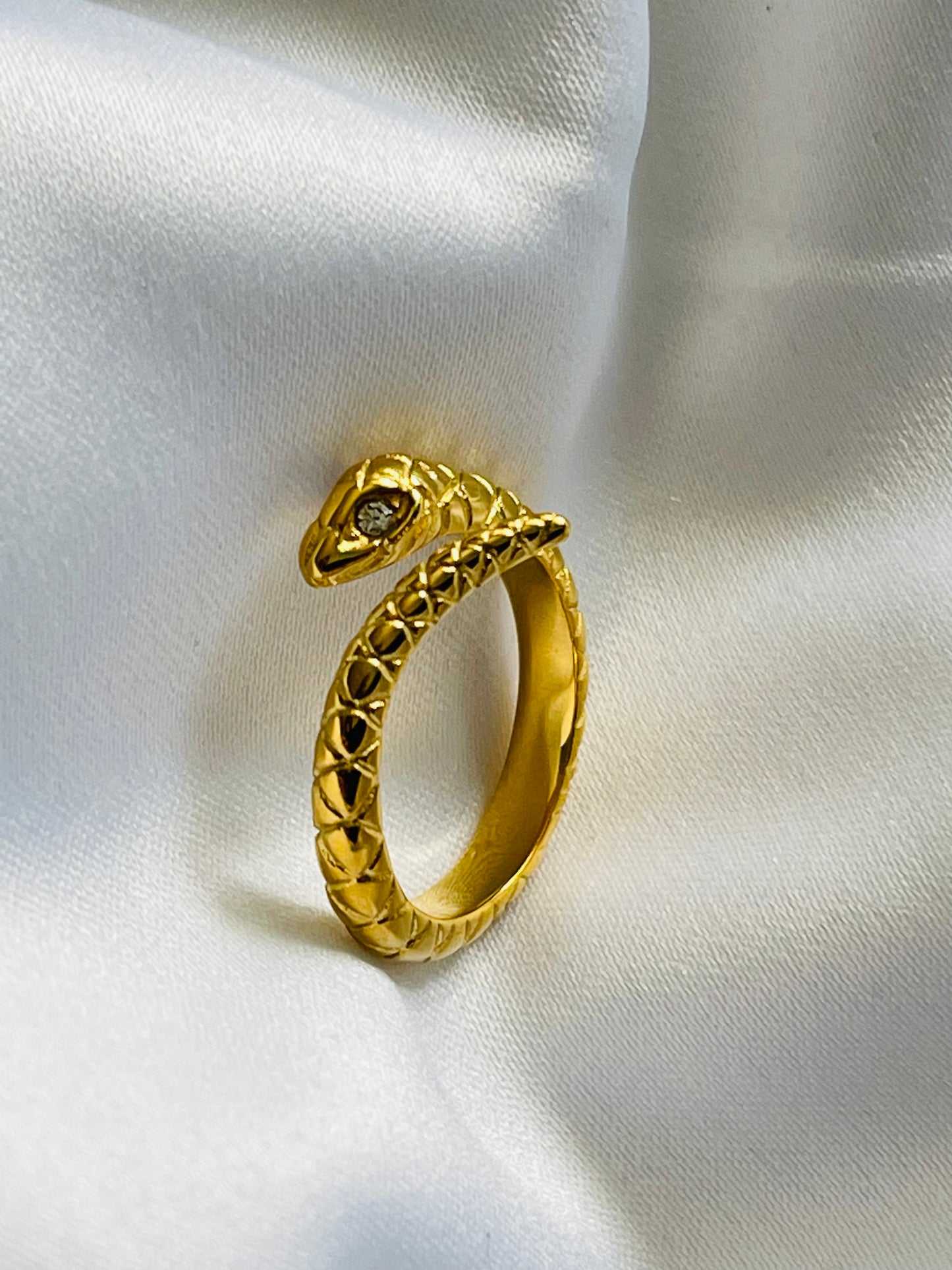 Clear eyes snake pattern ring