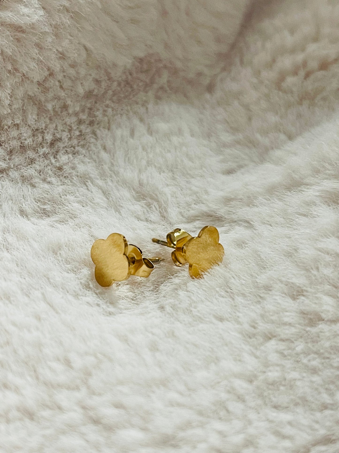 Plain mini clover studs