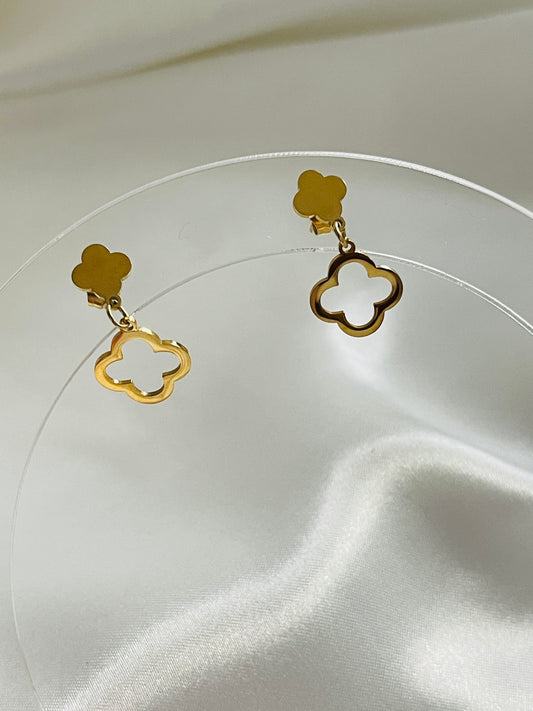 Dangling small clover earrings