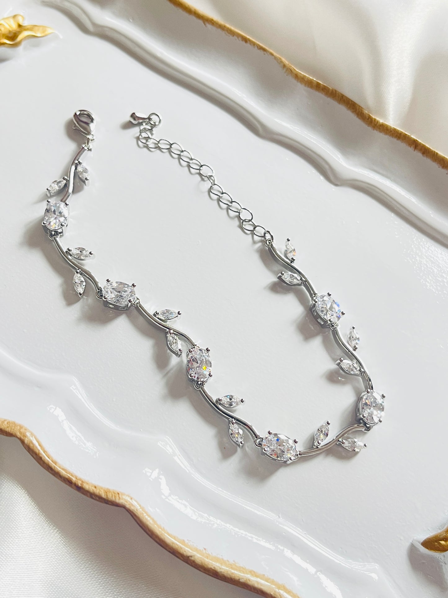 Elegant vine bracelet