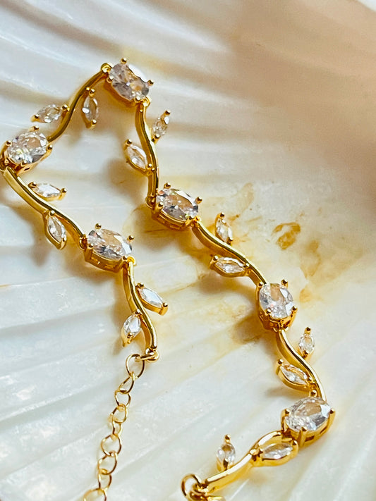 Elegant vine bracelet