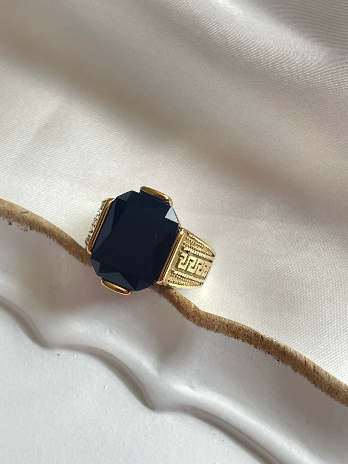Men’s onyx pattern gold ring