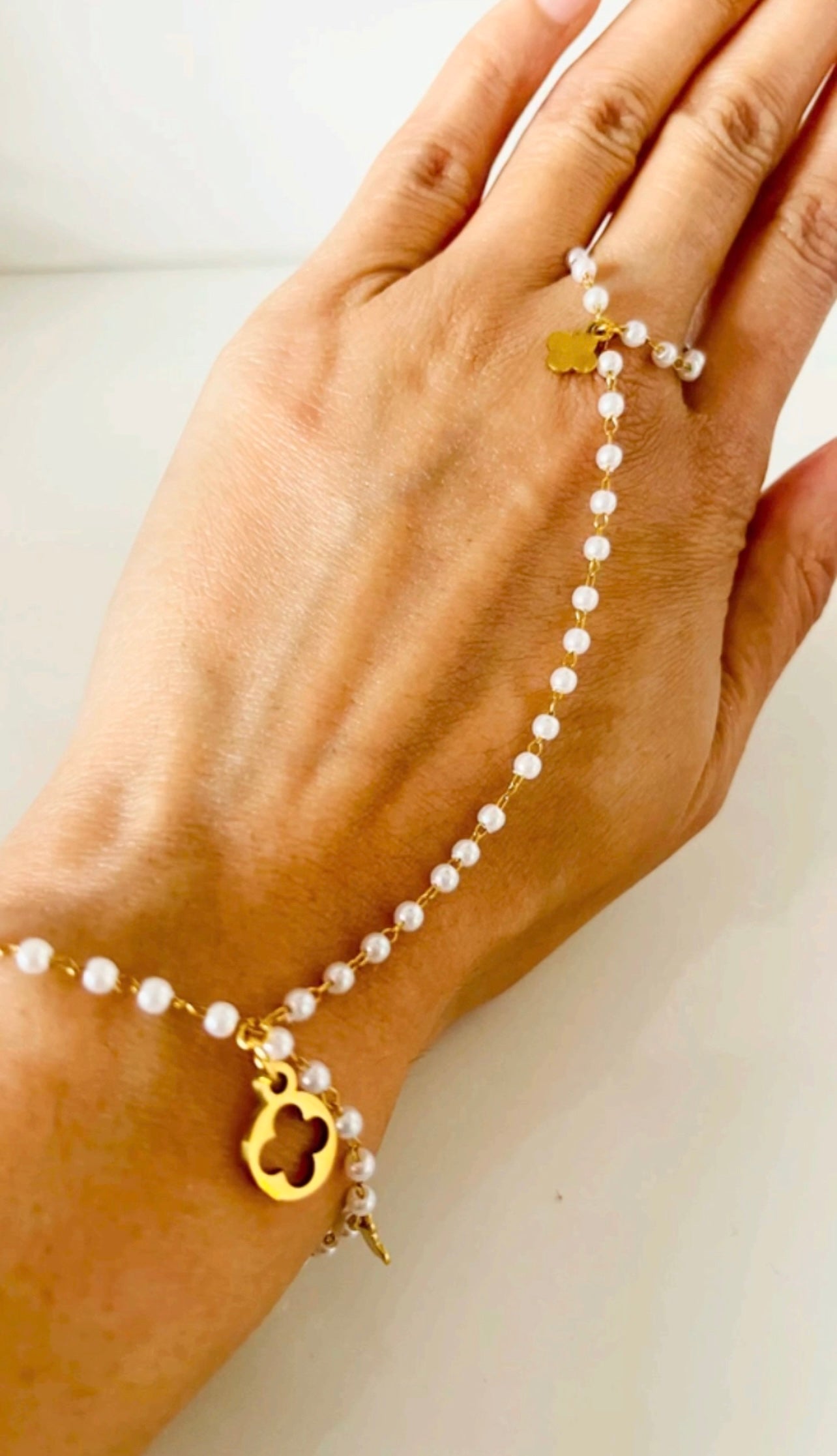 Pearl hand harness bracelet