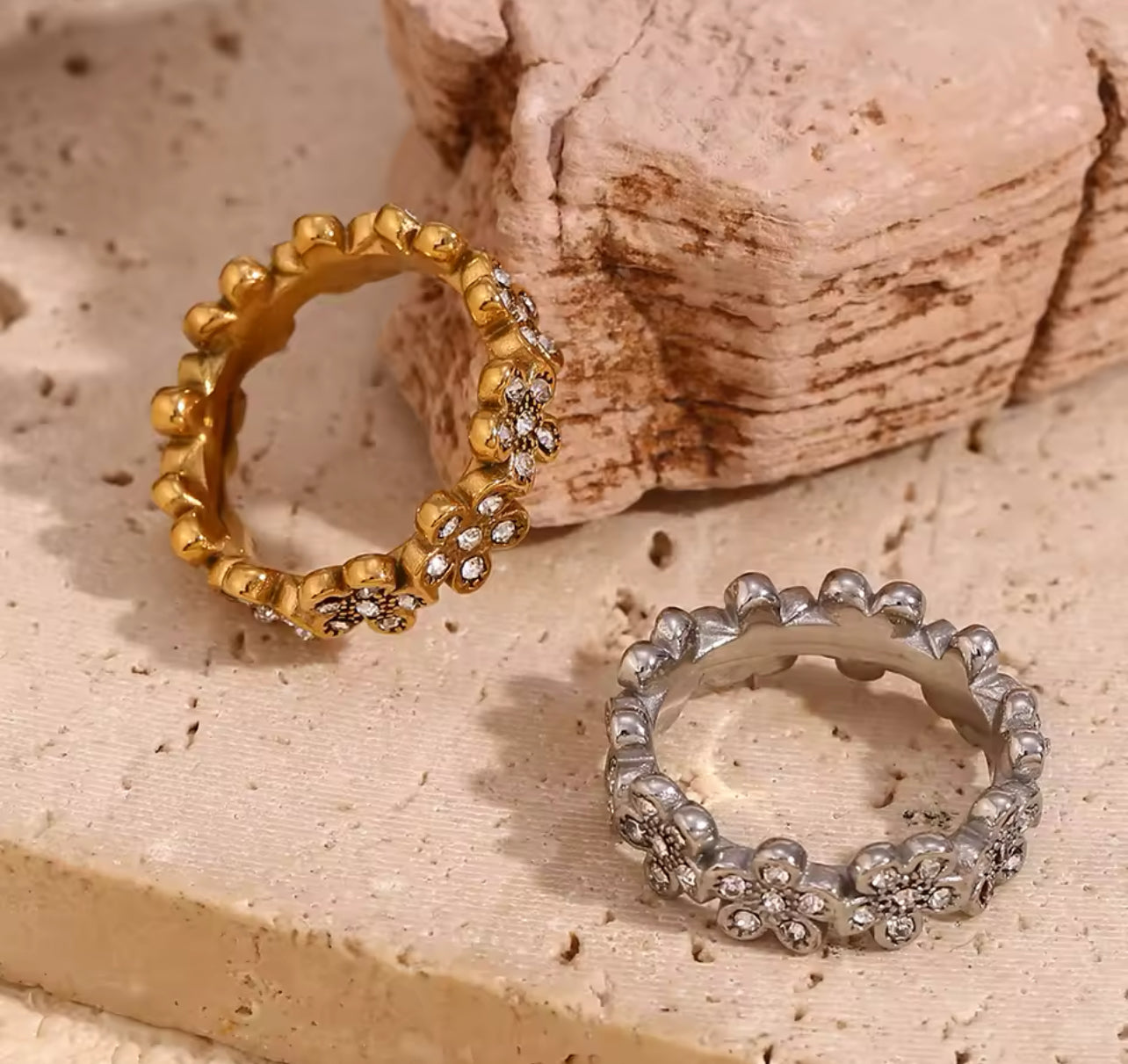 Daisy with stone ring