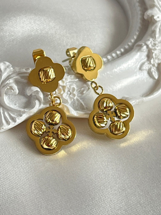 Dangling flower bead earrings