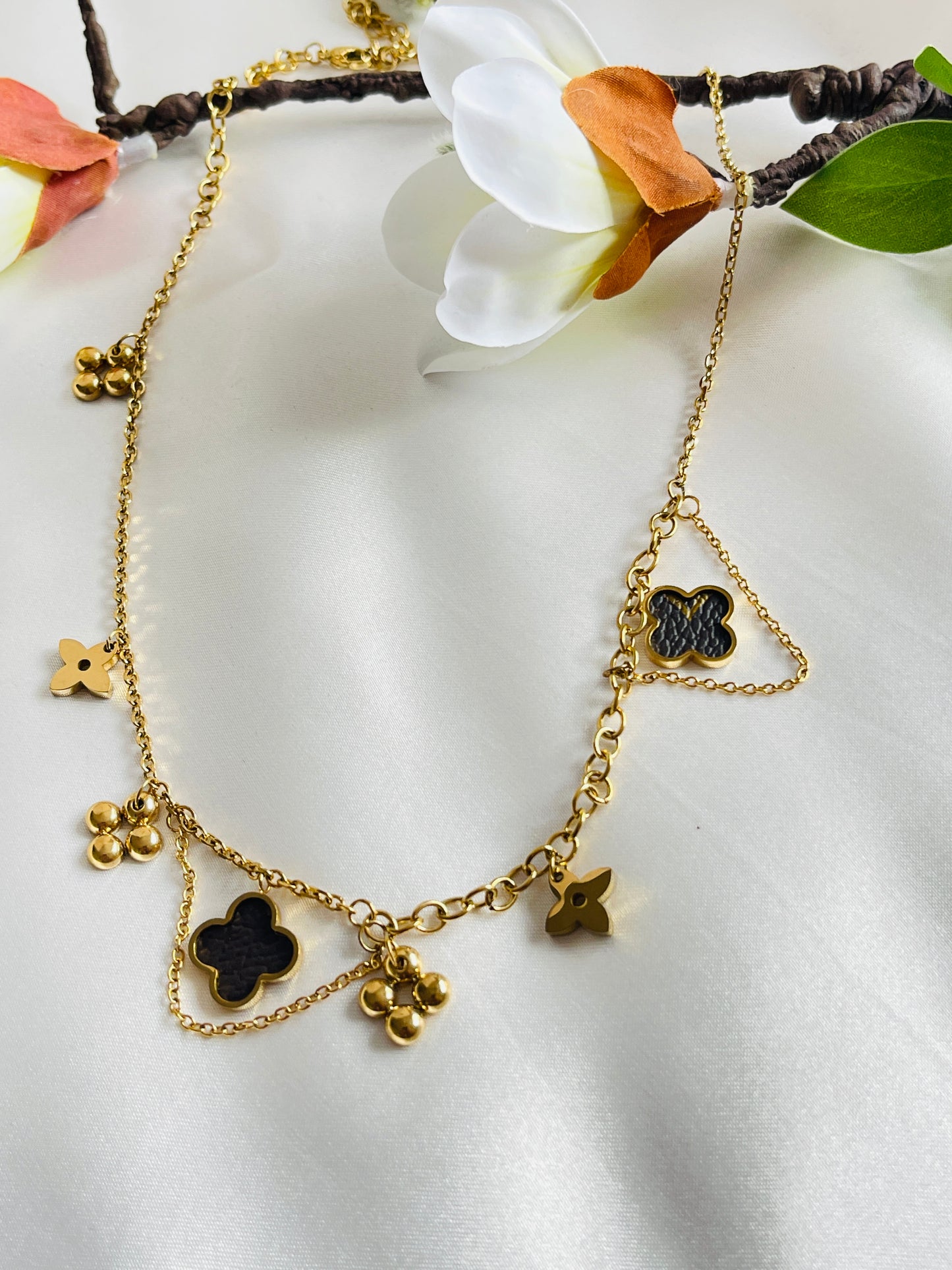 Charm flower necklace