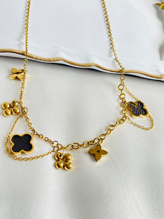 Charm flower necklace