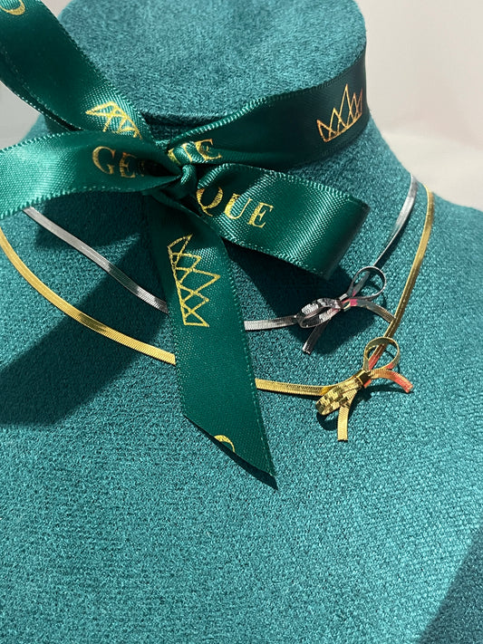 Thin bow necklace