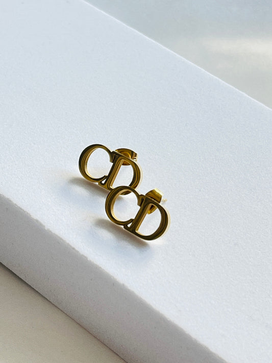Dee inital studs