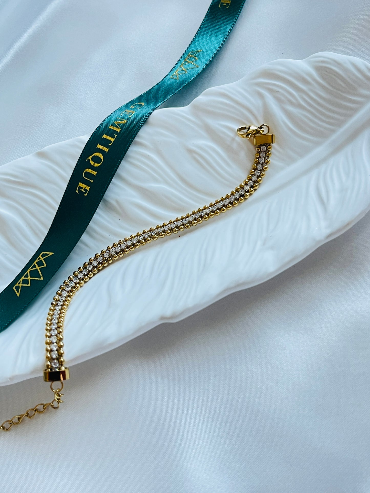 Elegant stone bracelet